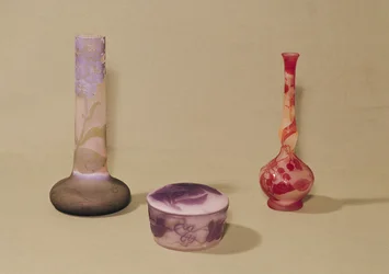 Dos jarrones y una bombonera, siglo XIX-XX